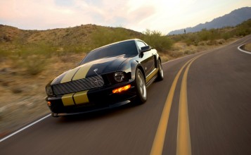 Ford Shelby GT на пустынной дороге