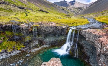 Горы, ручей и небольшой водопад в Исландии