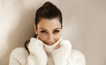 Ким Кардашян в теплом свитере