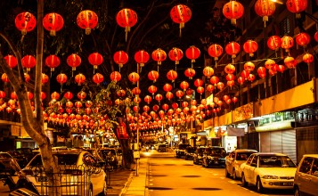 Китайские фонарики на улице города