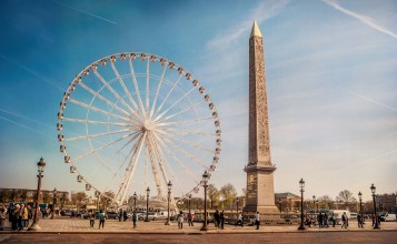 Колесо обозрения и обелиск в Париже