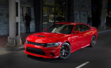 Красный Dodge Charger SRT 2017