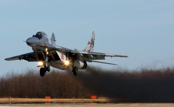 Летящий над землей МиГ-29