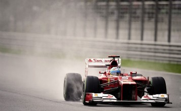 Машина Формулы 1 на мокрой трассе