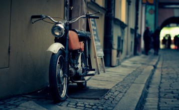 Мотоцикл на маленькой улице