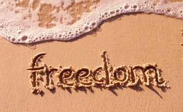 Надпись Freedom на песке