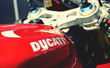 Надпись на бензобаке Ducati