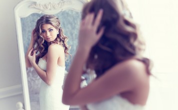 Отражение в зеркале девушки в белом платье