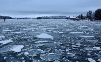 Разбитый лед на зимнем озере