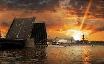 Разведенный мост в Петербурге
