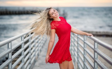 Счастливая блондинка в красном платье