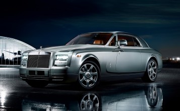 Серебристый Rolls Royce Phantom Купе