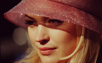 София Майлс в розовой шляпке