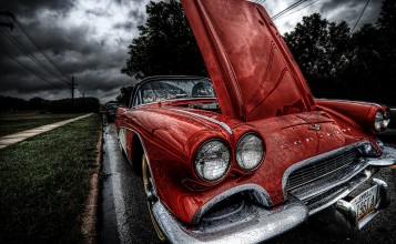 Старый красный Corvette