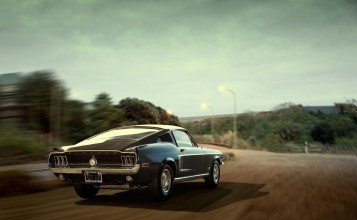 Старый Mustang на скорости