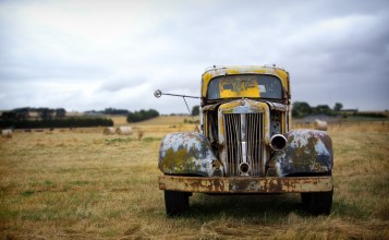 Старый ржавый автомобиль в поле