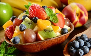 Тарелка с фруктами и ягодами