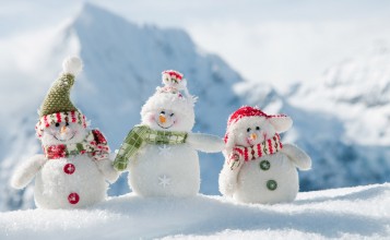 Три забавных снеговика