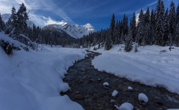 Узкая мелкая речка зимой