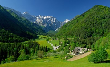 Весенняя долина в Альпийских горах