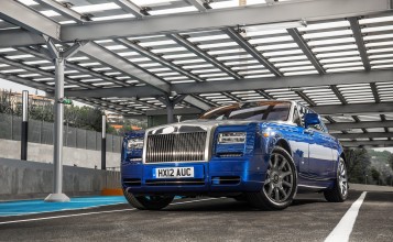 Вид спереди на синий Rolls-Royce Phantom