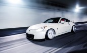 Белый Nissan 350Z на скорости в тоннеле