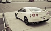 Белый Nissan GT-R вид сзади