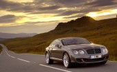 Bentley Continental GT на загородном шоссе