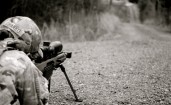 Черно-белое фото снайпера с винтовкой
