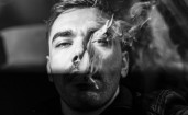 Черно-белый снимок курящего мужчины