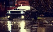 Черный Dodge под дождем