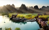 Деревня у реки в Китае
