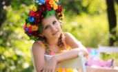 Девочка с цветочным венком на голове