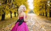Девушка блондинка в розовом платье со спины