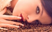 Девушка с кофейными зернами