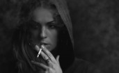 Девушка с сигаретой в дыму