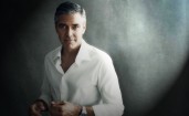 Джордж Клуни в белой рубашке