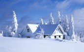 Дом засыпан снегом