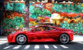 Ferrari F430 на фоне граффити