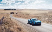Голубая Audi R8 на дороге