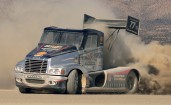 Гоночный грузовик Freightliner в пыли