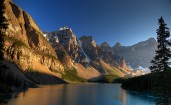 Канадские горы и река
