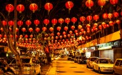 Китайские фонарики на улице города