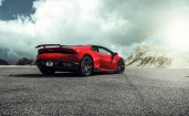 Красная Lamborghini Huracan сзади