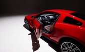 Красный Mustang модель 2010 года