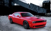 Красный Dodge Challenger Srt Hellcat