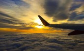 Крыло самолета в небе