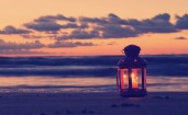 Лампа со свечкой на пляже