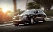 Люксовый Rolls-Royce Phantom на дороге