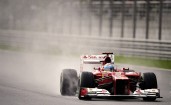 Машина Формулы 1 на мокрой трассе